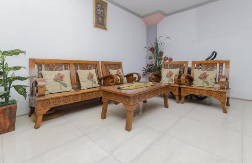 Waru House | RedDoorz At Pondok Candra