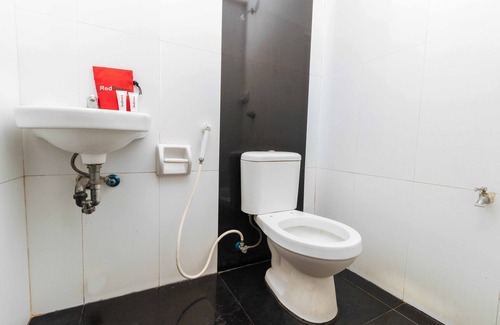 Santa Cruz Hotel | RedDoorz near Bambang Station