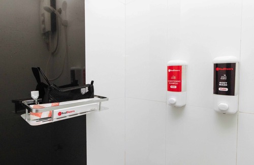 Santa Cruz Hotel | RedDoorz near Bambang Station
