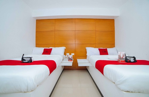 Santa Cruz Hotel | RedDoorz near Bambang Station
