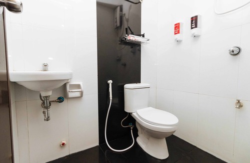 Santa Cruz Hotel | RedDoorz near Bambang Station