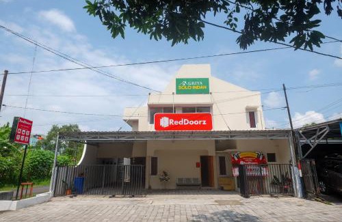 Laweyan Hotel | RedDoorz Plus near RS JIH Solo