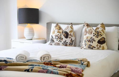 Redfern Apartment | Redfern 2Br Near CBD Shopping Center with Pool & Gym