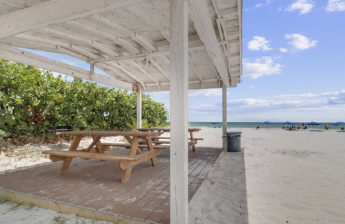 North Redington Beach Condo | Redington Surf Resort 10 Studio