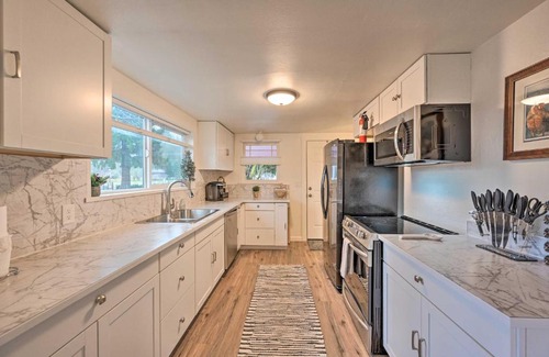 Redmond House | Redmond Farmhouse on 2 Acres with Deck and Grill!