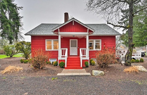Redmond House | Redmond Farmhouse on 2 Acres with Deck and Grill!