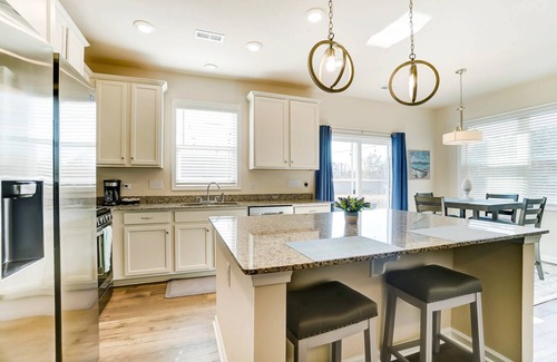 Terrell Condo | Reduced Price!!! - Just 5 mins. from Lake Norman - Community Pool - Fire pit - BBQ - Garage