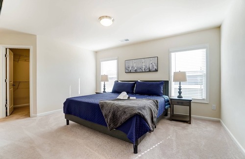 Terrell Condo | Reduced Price!!! - Just 5 mins. from Lake Norman - Community Pool - Fire pit - BBQ - Garage