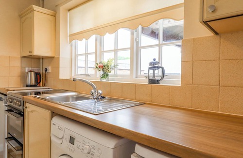 Covington Cottage | REDWOOD COTTAGE, family friendly, with a garden in Kimbolton