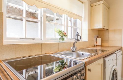 Covington Cottage | REDWOOD COTTAGE, family friendly, with a garden in Kimbolton