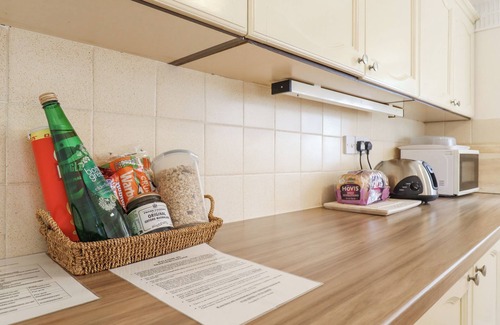 Covington Cottage | REDWOOD COTTAGE, family friendly, with a garden in Kimbolton