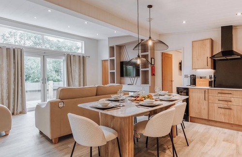 Bridgnorth Ski Chalet | Redwood Lodge VIP Hot Tub