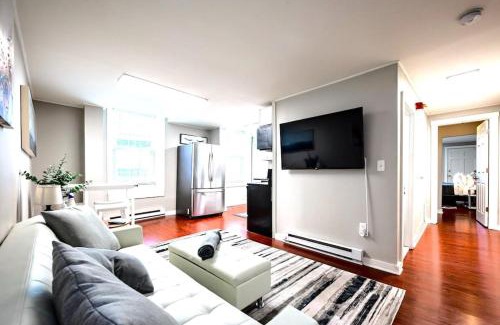 Wilmington Apartment | Redwood loft at Park Place King bed walk in closet fast WIFI and free coffee