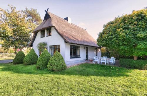 Marlow House | Reetdachhaus mit großem Garten und Kamin
