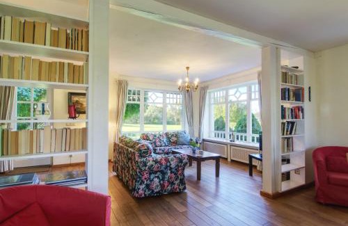 Marlow House | Reetdachhaus mit großem Garten und Kamin