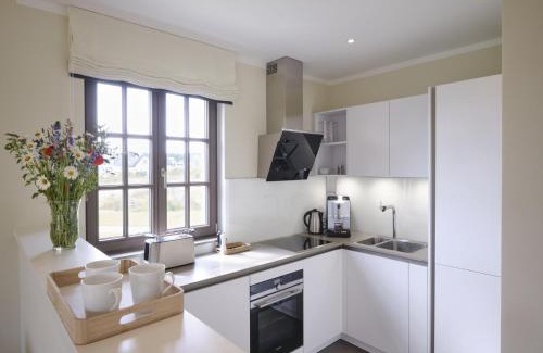 Dranske House | Reetland am Meer Premium Reetdachvilla mit 3 Schlafzimmern, Sauna und Kamin H13