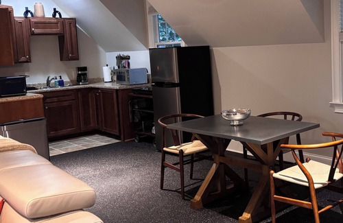 Durham Apartment | Refined Carriage Apartment in Historic Hope Valley