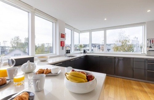 Malmesbury Apartment | Reflections - HM77 - HOT TUB - Lakeside Spa