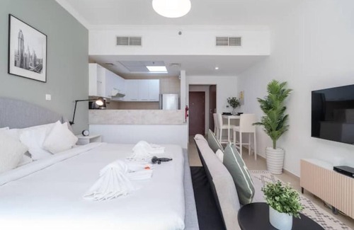Business Bay Apartment | Refreshing Getaway: Studio in Downtown Dubai