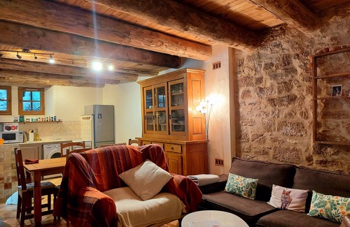 Forcalquier Cottage | Refreshingly cool in summer, 18th century gite, centre Forcalquier