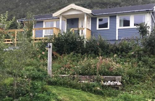 Kvaefjord Municipality House | Refsnes Overnatting, Hus Gunti
