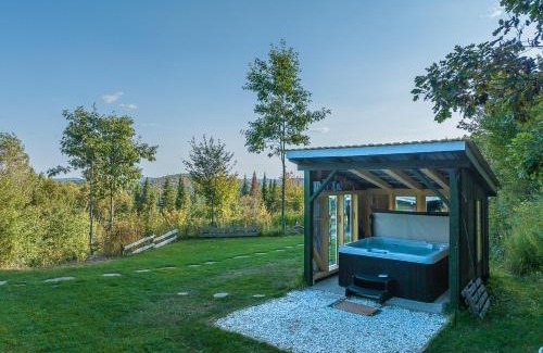 Saint Donat Ski Chalet | Refuge Classic Chalet, Hot Tub & Scenic View