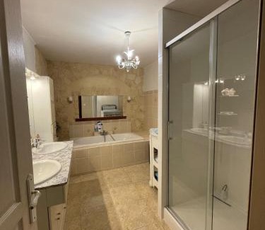 Salles House | Refuge Champêtre - Piscine intérieure - Détente