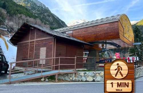 Arinsal Apartment | Refugio de Montaña, Terraza con Vistas y Parking I AndBnB