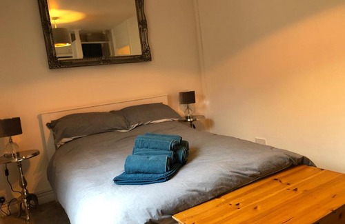 Worcester Apartment | Refurbished city centre pad sleeps 4