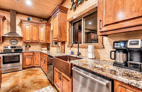 Golden Cabin | REGAL EAGLE Soars High on Luxury w/7 Private Bedroom Suites & Baths- Sleeps 22!