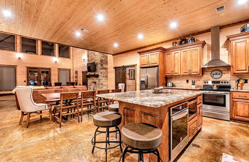 Golden Cabin | REGAL EAGLE Soars High on Luxury w/7 Private Bedroom Suites & Baths- Sleeps 22!