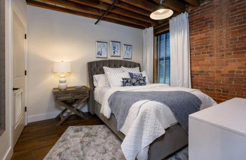 Nashville House | Regal Retreat in Nashville Pool Gym Free Parking