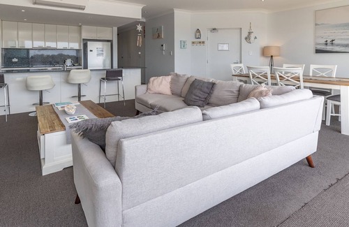 Forster Apartment | Regatta 23- luxury and views of both the lake and the mountains!