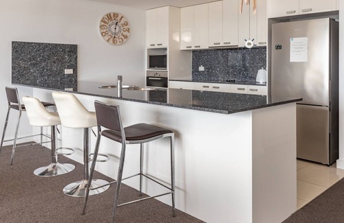 Forster Apartment | Regatta 23- luxury and views of both the lake and the mountains!