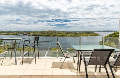 Forster Apartment | Regatta 23- luxury and views of both the lake and the mountains!