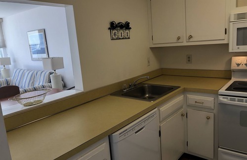 Rehoboth Beach Condo | Rehoboth Beach Ocean View Condo w/Pool. Sleeps 4