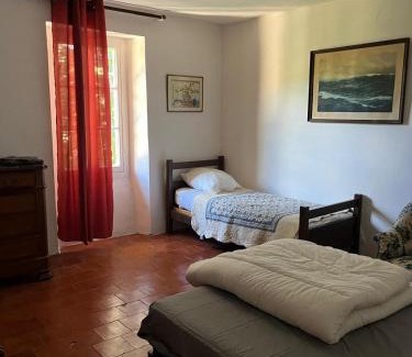 Monoblet House | Relai de randonnées pédestres, cévenoles, bassin en eau de source, randonnées d'ânes abreuvoir et enclos