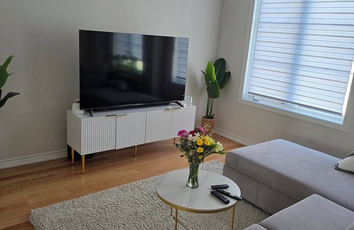 Airport Road Business Centre House | Relax and Recharge ! Cheerful Home away from Home , 15 min from the airport