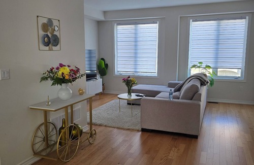 Airport Road Business Centre House | Relax and Recharge ! Cheerful Home away from Home , 15 min from the airport