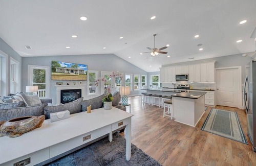 Goodview House | Relax at Dock Holiday on Smith Mountain Lake