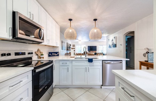 Crystal Beach House | Relax in a Coastal Retreat! Spa, Firepit, Kayaks, Paddleboard & Steps to Gulf – Crystal Beach Escape