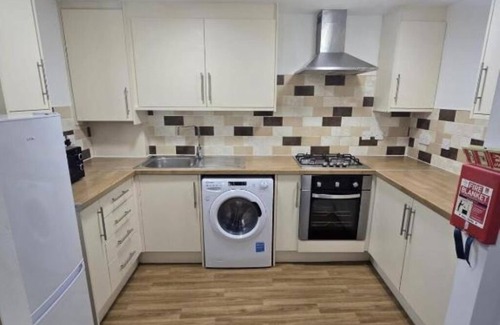 Leeds Apartment | Relax in Comfort – Triple Room with Private Shower