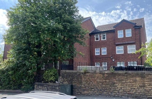 Leeds Apartment | Relax in Comfort – Triple Room with Private Shower