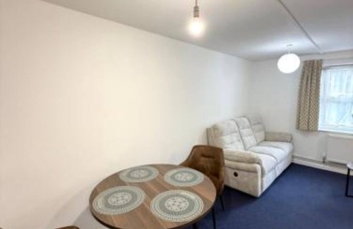 Leeds Apartment | Relax in Comfort – Triple Room with Private Shower