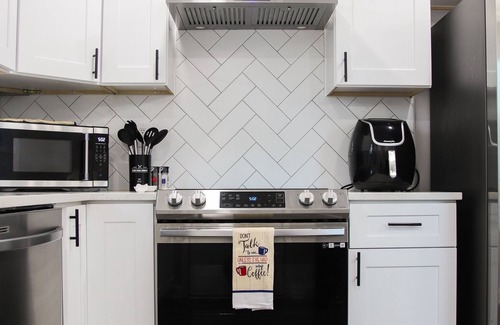 Westover House | Relax in Style:3BR, 2.5Bath King Bed & Modern Design