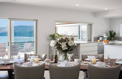 Airlie Beach House | Relax in style as you overlook the Coral Sea and Whitsunday Islands beyond