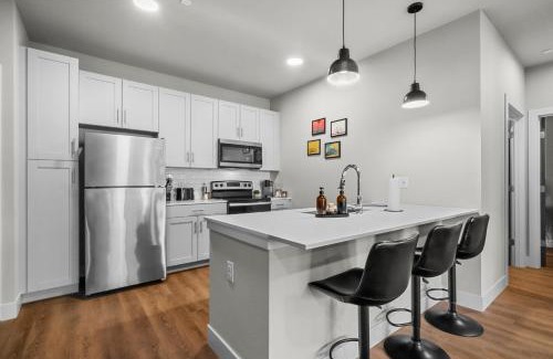 Rogers Apartment | Relax In Style ,cozy 1br ,sectional, Gym,free "p"