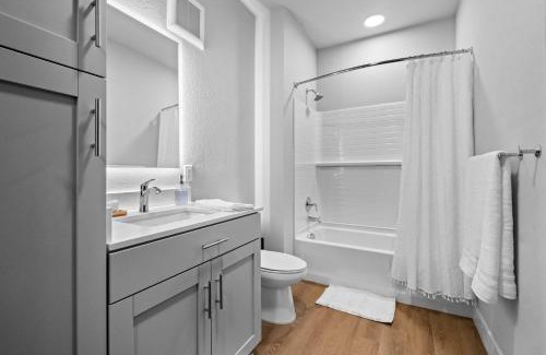 Rogers Apartment | Relax In Style ,cozy 1br ,sectional, Gym,free "p"