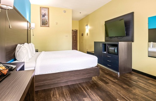 Crawfordville Hotel | Relax in Style: King Bed Non-Smoking Room at Wildwood Inn