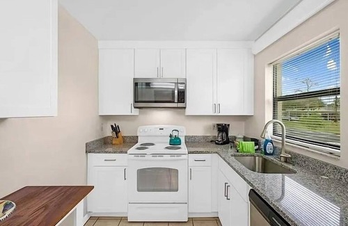 Lely Condo | Relax in This Stylish Condo in Naples